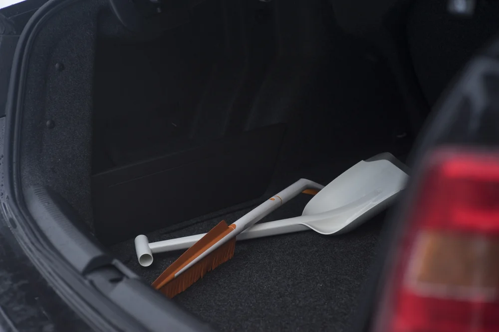 Fiskars SnowXpert bilspade i FiberComp med T-håndtak og sliteskinne v:5122558