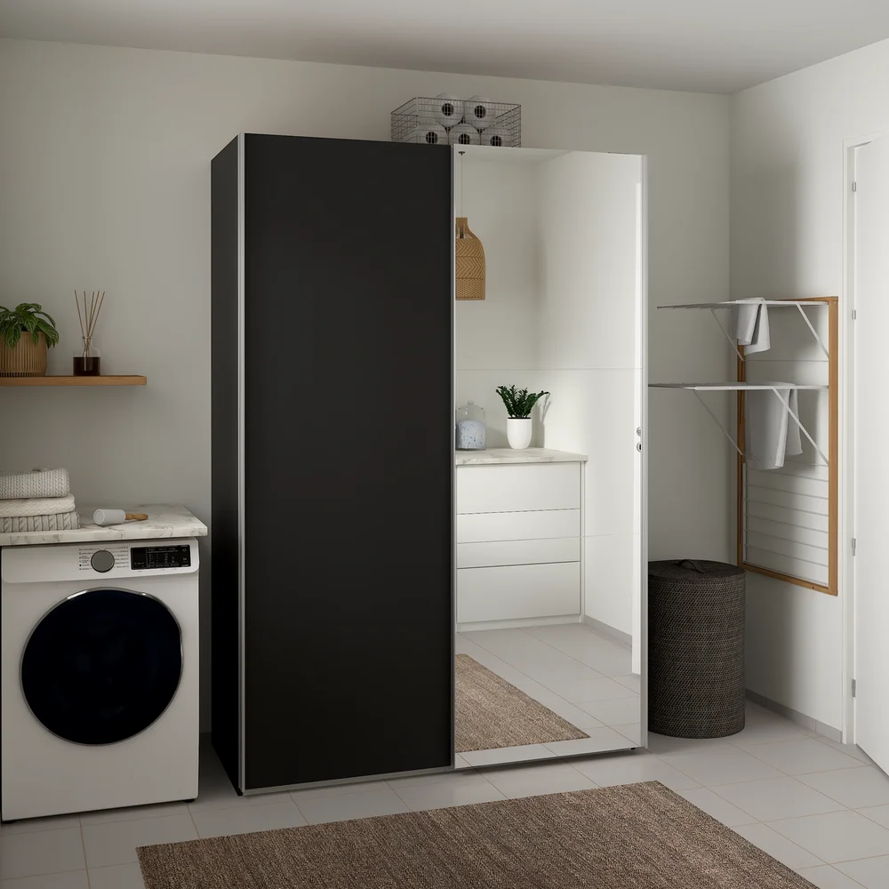 LIND NEST SKYVEDØRSGARDEROBE 150X220X67CM SORT MED SPEIL v:4228007 LIND NEST SKYVEDØRSGARDEROBE 150X220X67CM SORT MED SPEIL v:4228007